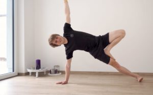 Maenner im Yoga Yogastudio Aachen Yoga Individual