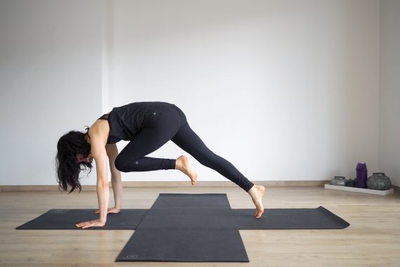 Yoga Übungen für den Bauch: Knie zur Achselhöhle
