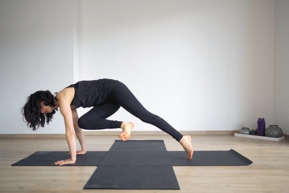 Yoga Übungen für den Bauch: Knie zur gegenüberliegenden Achselhöhle