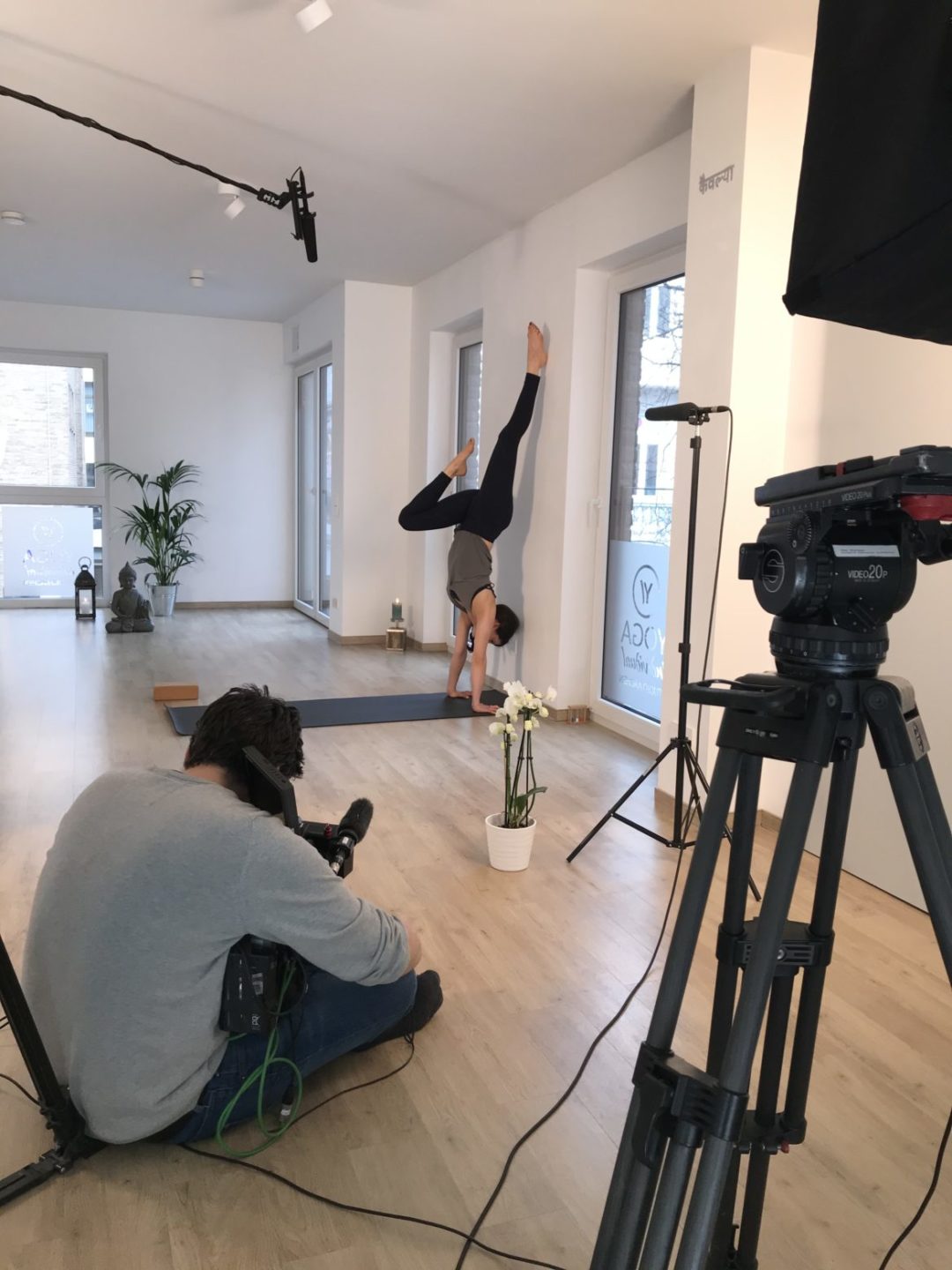 Tina im Handstand - online Yoga Videos