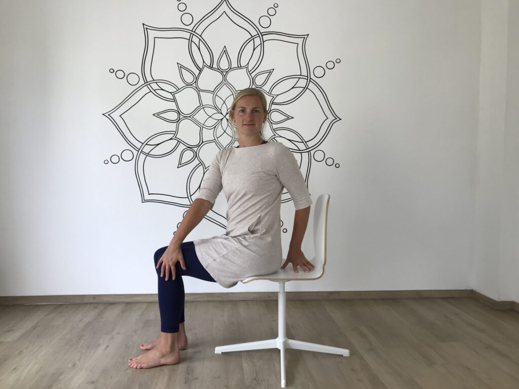 Yoga übungen Auf Dem Stuhl Yoga auf dem Stuhl - die besten Übungen - YOGA INDIVIDUAL Blog